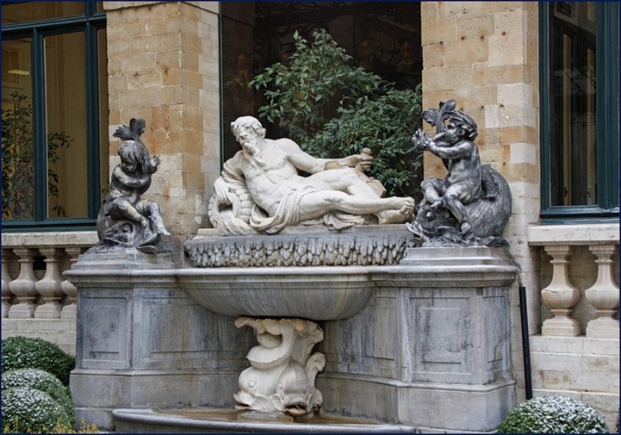 Брюссель _ Во дворе здания местного Муниципалитета