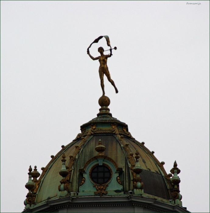 Брюссель _ Скульптура на куполе дома "Король Испании", или "Дом Булочников"