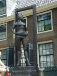 Амстердам, Голландия (Нидерланды) _ "знак уважения к проституткам всего мира"